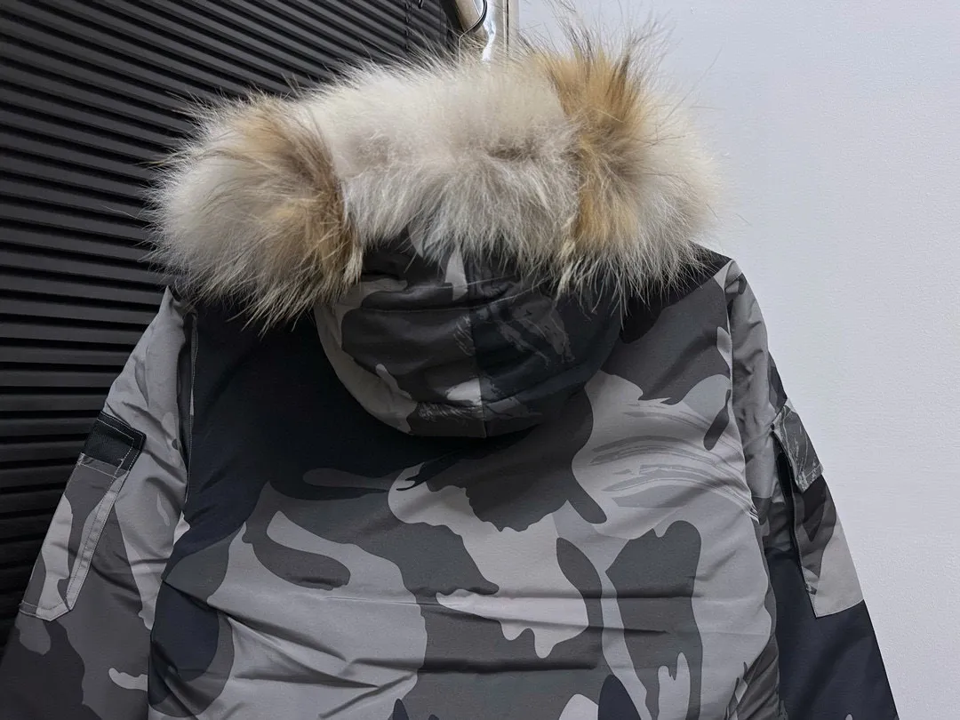 P780 Top Purchasing Version (Wolf Hair Optional) 🇨🇦CANADA GOOES 24 new models 08 models/couple models Factory direct supply: supplying global purchasing agents, micro-business, entities, Tmall, high-end stalls and studio cooperation, free shipping! Canada Goose Expedition Parka 2008 is the same style for men and women. It is mid-length and the most timeless classic. All Arctic and Antarctic scientific expedition teams choose Canada Goose as their cold-proof equipment. It is the Rolls-Royce of down jackets. ➖ Industry-leading anti-counterfeiting chip sensing. ➖ Imported Behringer embroidery machines and customized embroidery labels, the highest level and industry leading. ➖ Imported Korean 21-count polyester-cotton blended original fabric, TC85 waterproof coated fabric, water-repellent, windproof and wear-resistant. ➖ The new national standard 80 white duck down is filled with an average of 520 grams of down. The amount of down filled is industry-leading. ➖ 100% nylon lining with double double-layer sealing design to prevent velvet running, and seamless thread design on the cuffs! ➖ Western Canadian Green Wolf Collar. ➖ Yoshida YKK provides original factory-customized electroplated sliders. YKK two-way lockable zippers are tight and smooth and do not peel off paint. ➖ 3M composite Velcro is durable and the accessories and hardware are all custom-made. Note: Our copywriting is only simple and clear. Instead of bragging about the copywriting, it is better to compare and understand with samples. Only for the purest goose, the most dedicated, the most professional, the highest quality, the highest cost performance!  Size:XS-XXL